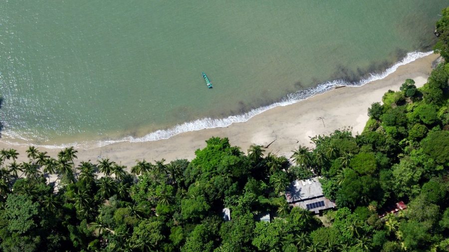 Vista aérea de drone de la playa de arena blanca Juan de Dios rodeada de selva